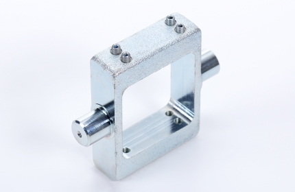 Intermediate hinge for cylinders with flat profile